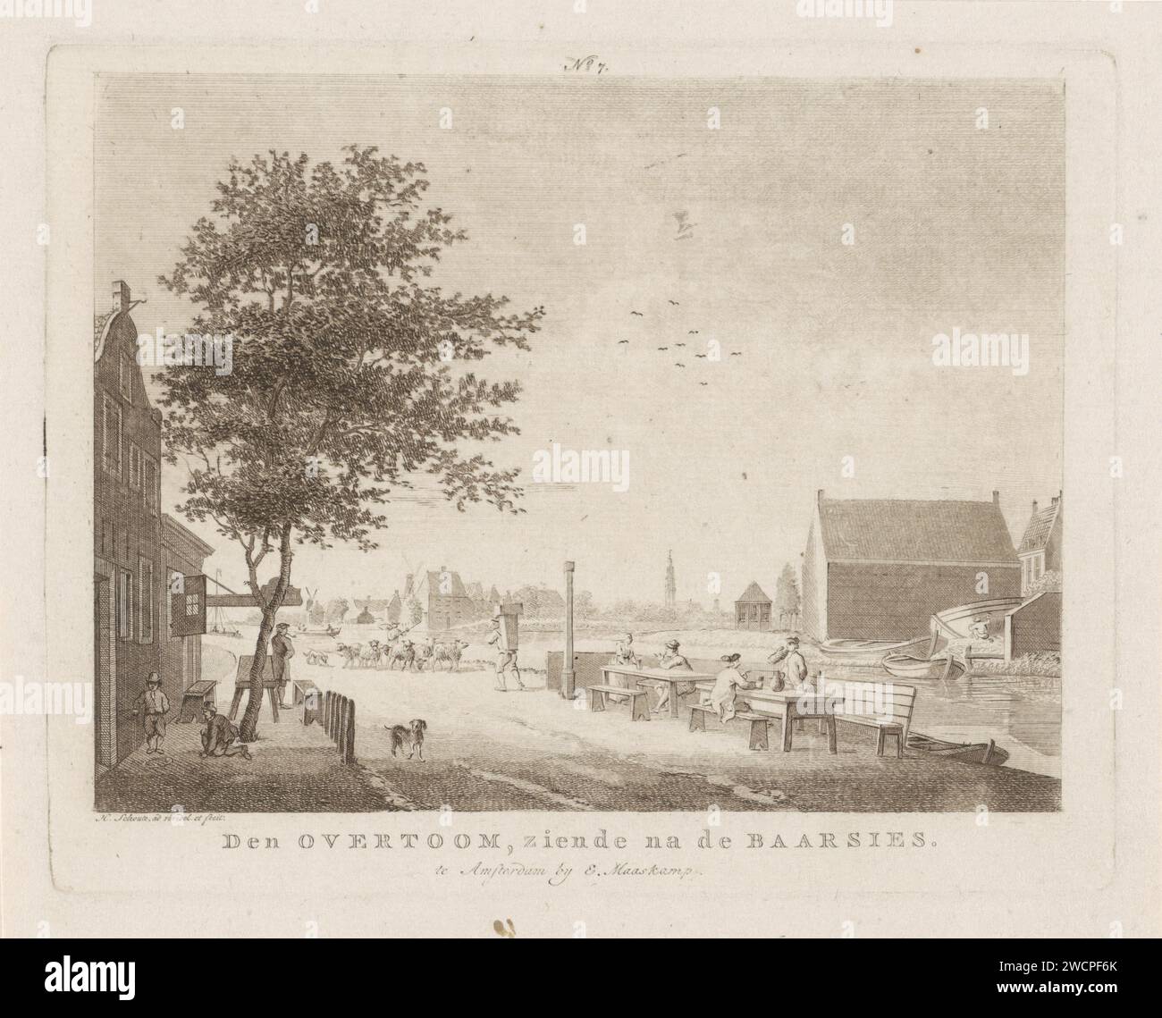 Overtoom ad Amsterdam, Hermanus Petrus Schouten, 1762 - 1822 stampa l'Overtoom ad Amsterdam, con vista sui Baarsjes. La gente mangia, beve e fuma su tavoli lunghi sulla banchina. Un pastore guida le sue pecore lungo la strada. I bambini sono aggrovigliati o urtati. Numerato nella parte superiore "n. 7", numerato "1". Pavimentazione in carta di Amsterdam, terrazza di fronte all'hotel o al ristorante. guida del bestiame, autista del bestiame. (Giocare a) biglie (con tazza) Overtoom. Baarsjes Foto Stock