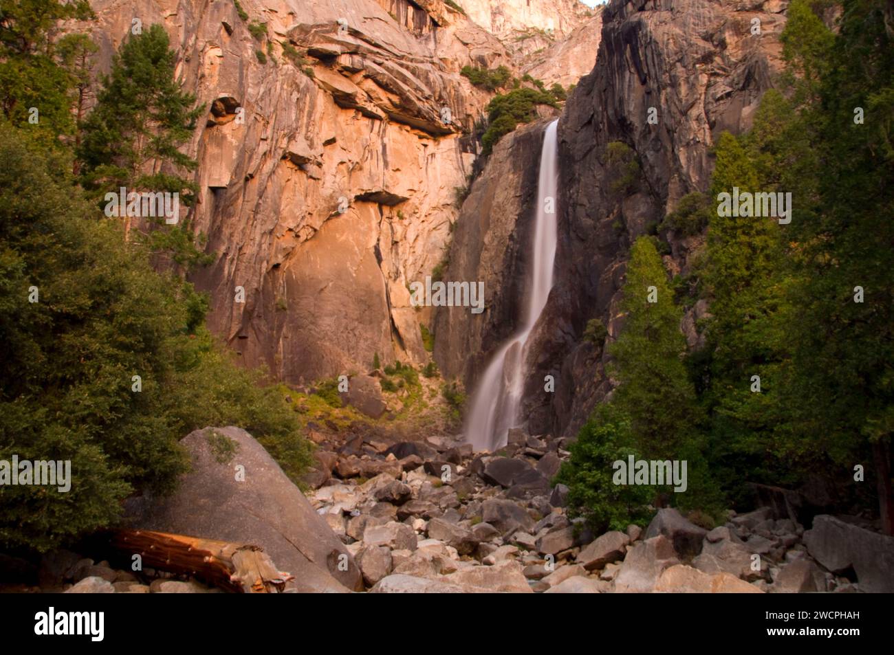 Abbassare Yosemite Falls, del Parco Nazionale Yosemite in California Foto Stock