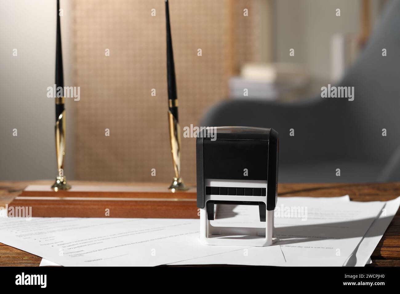 Contratto notarile. Timbro, documenti e portapenne su un tavolo di legno Foto Stock
