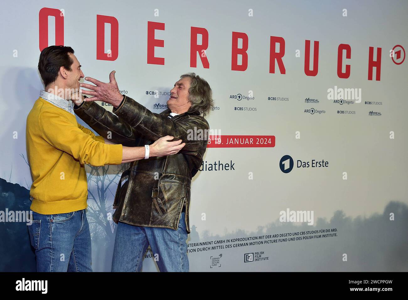 Robert Glatzeder mit Vater Winfried Glatzeder Ankunft zur PREMIERE, der achtteilige Mystery-Crime-serie Oderbruch - startet AM 19. Gennaio 2024 in der ARD Mediathek und wird AM 19. und 26. Januar 2024 jeweils ab 22:20 Uhr mit vier Folgen im ersten gezeigt. n Berlin, AM 16.01.2024 Premiere von Oderbruch im Kino CUBRI *** Robert Glatzeder con padre Winfried Glatzeder arrivo per LA PRIMA, la serie poliziesca in otto parti Oderbruch inizia il 19 gennaio 2024 nell'ARD Mediathek e sarà mostrata il 19 e 26 gennaio, 2024 dalle 22 alle 20 con quattro episodi nella prima n Berlino, il 16 Foto Stock