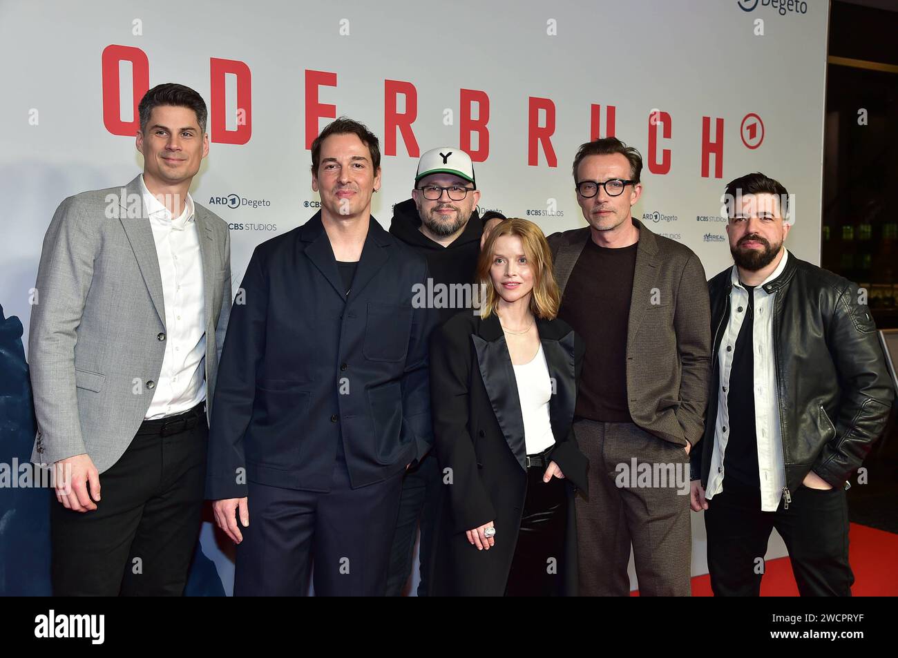 Arend Remmers, Lucas Gregorowicz, Christian Alvart, Karoline Schuch, Felix Kramer, , AdolfoJ. Kolmerer, v.l.n.r. Ankunft zur PREMIERE, der achtteilige Mystery-Crime-serie Oderbruch - startet AM 19. Gennaio 2024 in der ARD Mediathek und wird AM 19. und 26. Januar 2024 jeweils ab 22:20 Uhr mit vier Folgen im ersten gezeigt. n Berlin, AM 16.01.2024 Premiere von Oderbruch im Kino CUBRI *** Arend Remmers, Lucas Gregorowicz, Christian Alvart, Karoline Schuch, Felix Kramer, , AdolfoJ Kolmerer, f l n r arrivo per LA PRIMA, la serie poliziesca in otto parti Oderbruch inizia il 19 gennaio 2024 nella Foto Stock