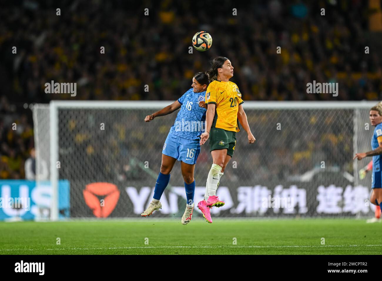 Sam Kerr testa la palla contro Jessica Carter nella semifinale Australia contro Inghilterra della Coppa del mondo femminile 2023 Australia e nuova Zelanda, Sydney Foto Stock