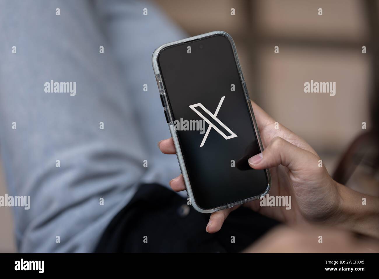 Chiang mai, Thailandia - 16 gennaio 2024: Un uomo che usa l'applicazione X sul suo iPhone mentre è seduto all'aperto. X o nuovo logo Twitter sullo schermo di un iPhone. clo Foto Stock