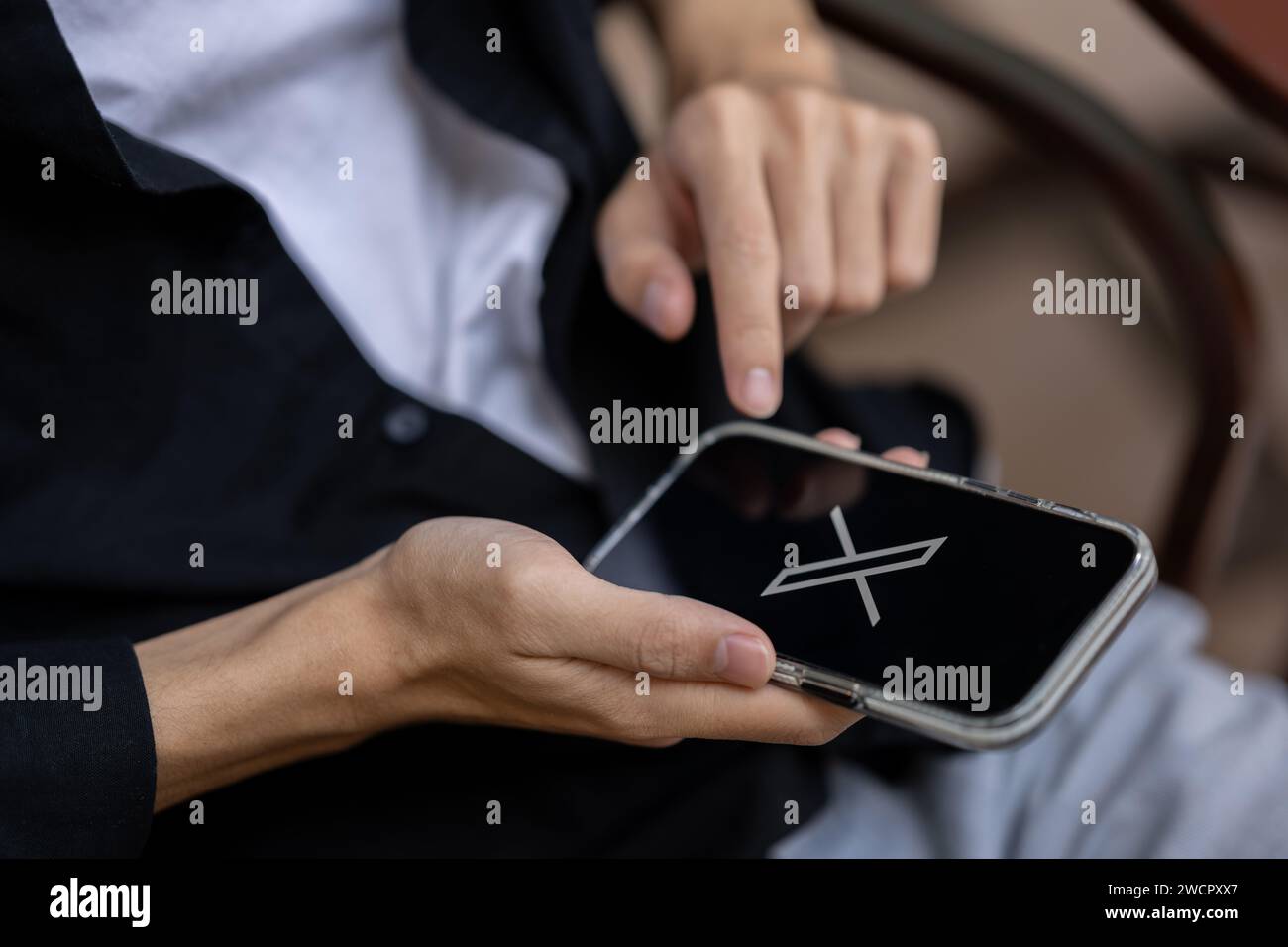Chiang mai, Thailandia - 16 gennaio 2024: Un uomo che usa l'applicazione X sul suo iPhone mentre è seduto all'aperto. X o nuovo logo Twitter sullo schermo di un iPhone. clo Foto Stock
