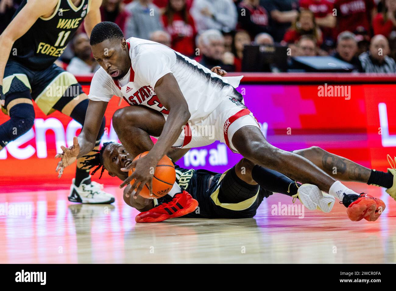 16 gennaio 2024: NC State Wolfpack Forward DJ Burns Jr. (30) si tuffa sul palla sciolto contro la Wake Forest nel match di pallacanestro ACC alla PNC Arena di Raleigh, NC. (Scott Kinser/CSM) Foto Stock