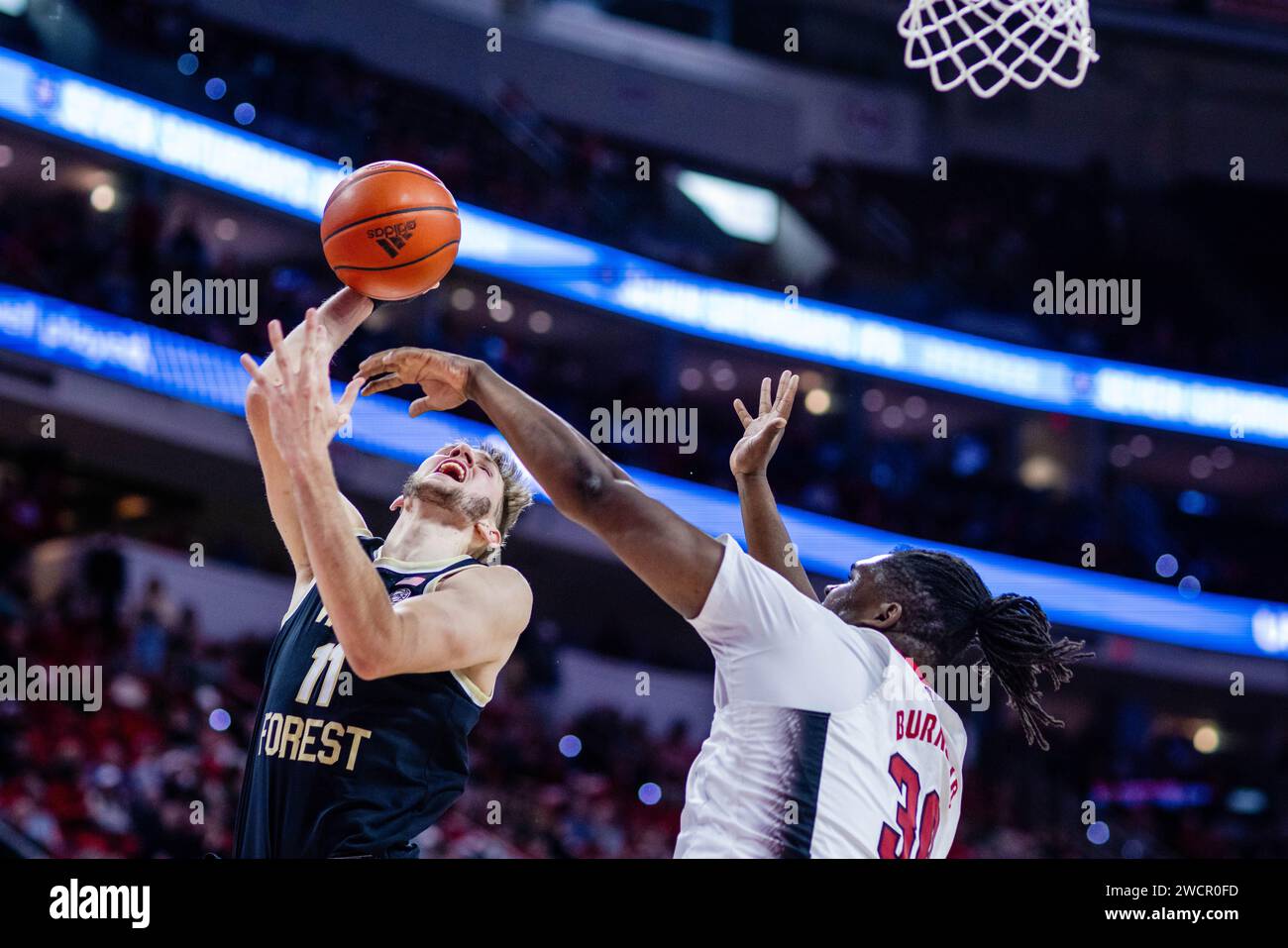 16 gennaio 2024: L'attaccante della Wake Forest Andrew Carr (11) viene fregato dall'attaccante della NC State Wolfpack DJ Burns Jr. (30) nella partita di pallacanestro dell'ACC alla PNC Arena di Raleigh, NC. (Scott Kinser/CSM) Foto Stock