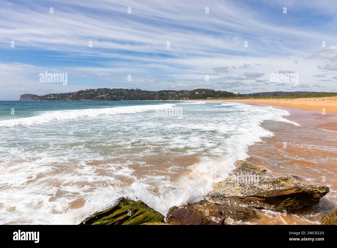 Palm Beach Sydney Australia, rocce a nord del Palm nerach e vista a sud lungo Palm Beach, New South Wales, Australia, 2024 Foto Stock