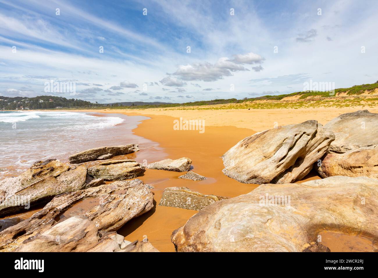 Palm Beach Sydney Australia, rocce a nord del Palm nerach e vista a sud lungo Palm Beach, New South Wales, Australia, 2024 Foto Stock