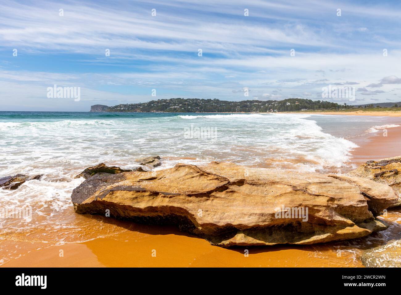 Palm Beach Sydney Australia, rocce a nord del Palm nerach e vista a sud lungo Palm Beach, New South Wales, Australia, 2024 Foto Stock