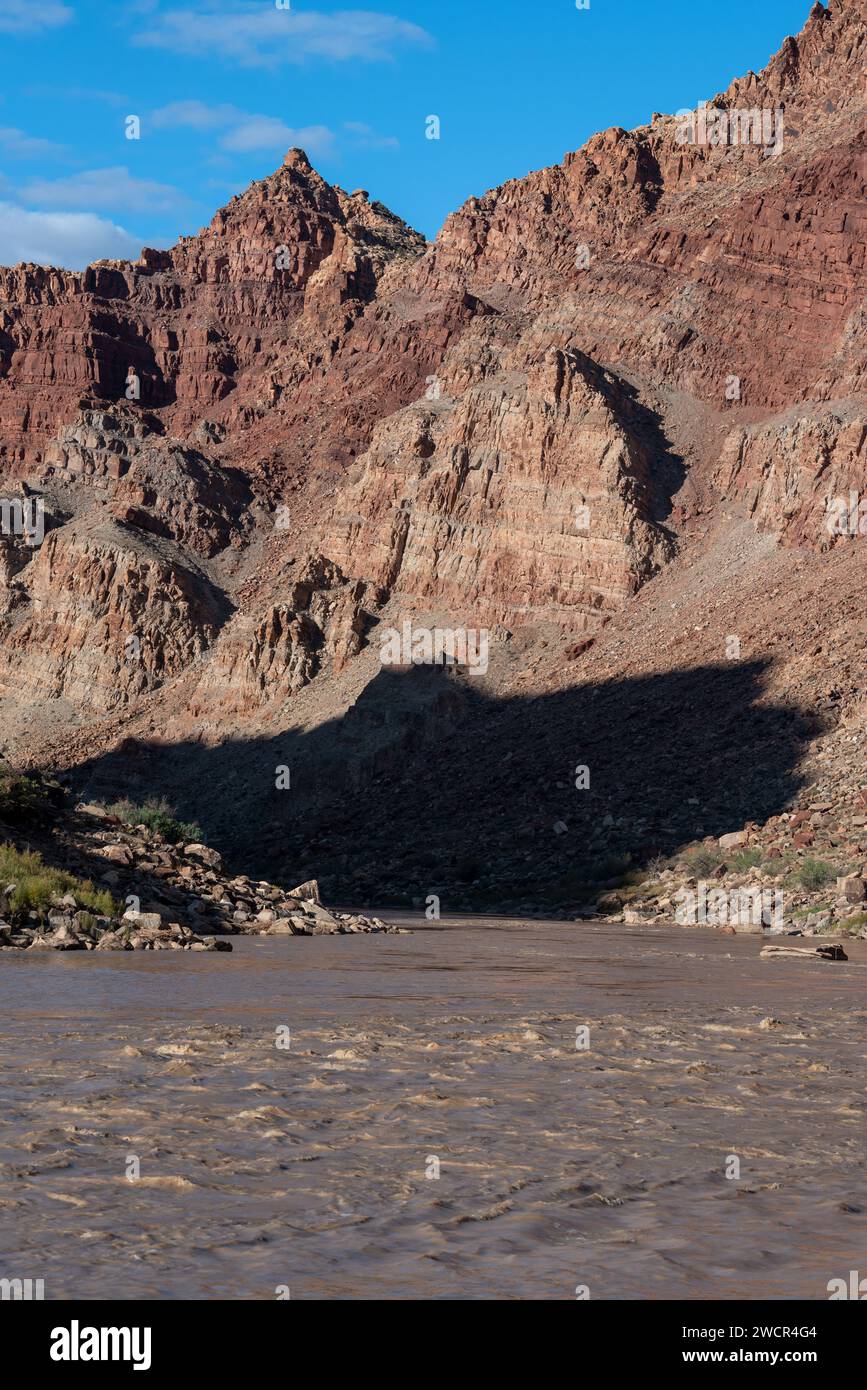 Fiume Colorado a Tilted Park, Cataract Canyon, Canyonlands National Park, Utah. Foto Stock