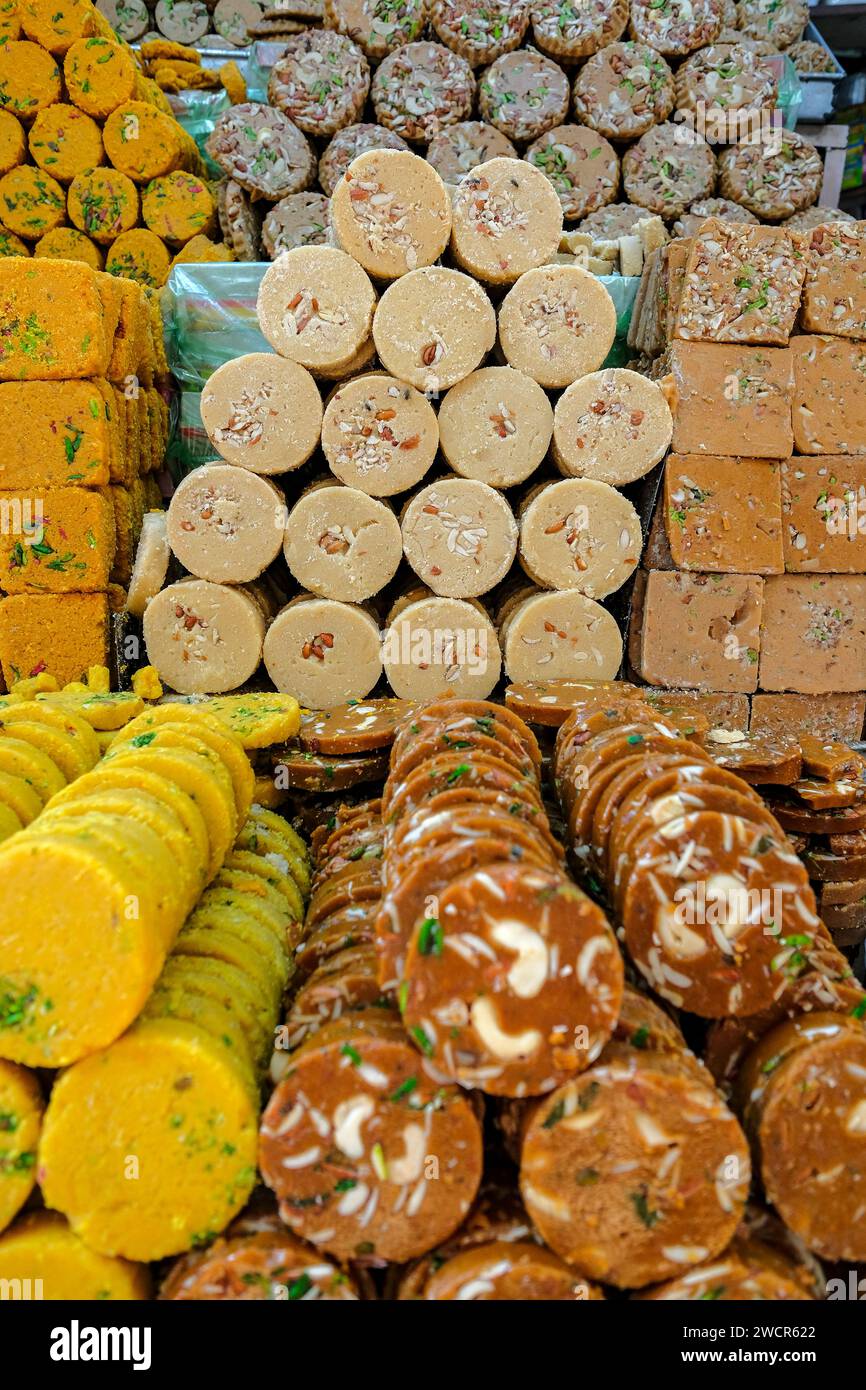 Sohan Halwa dolci tipici di Ajmer al Dargah Bazaar di Ajmer, Rajasthan, India Foto Stock