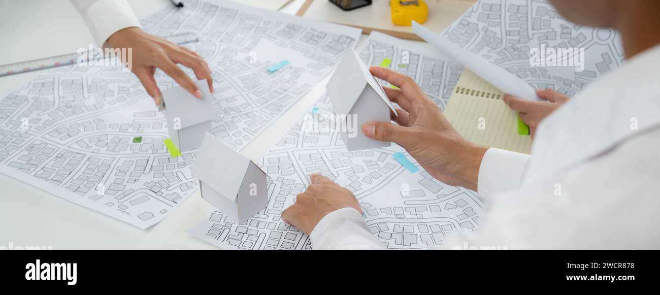 Lavoratore, architetto e ingegnere lavorano sulla pianificazione oratoria di progetti di costruzione immobiliare con cartografia e mappa catastale dell'area urbana di Foto Stock