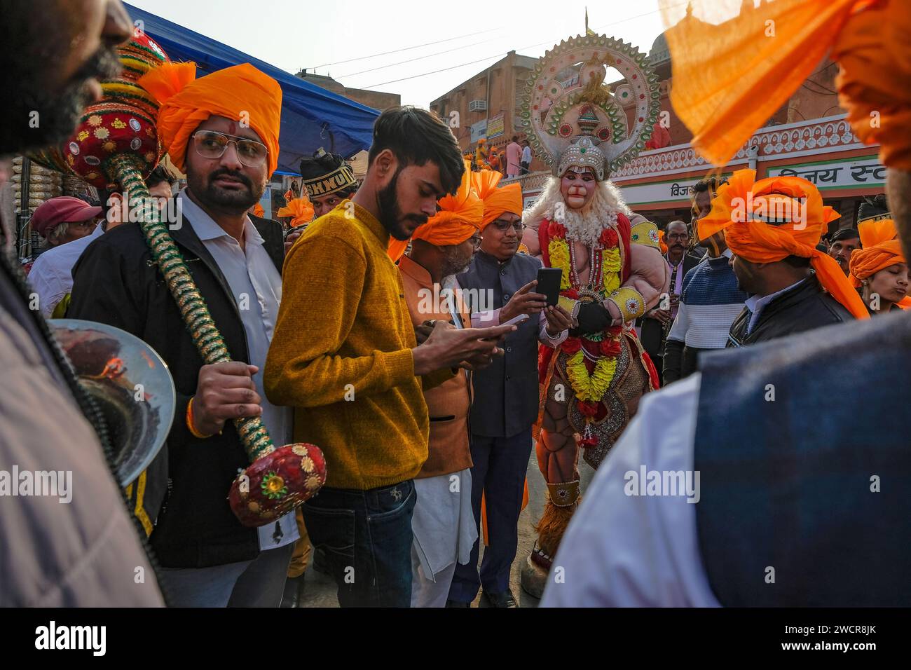 Jaipur, India - 31 dicembre 2023: I devoti Hanuman scattano foto in una processione a Jaipur, India. Foto Stock