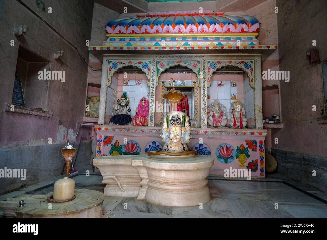 Pushkar, India - 4 gennaio 2024: Un piccolo tempio indù nella città vecchia di Pushkar nel Rajasthan, India. Foto Stock