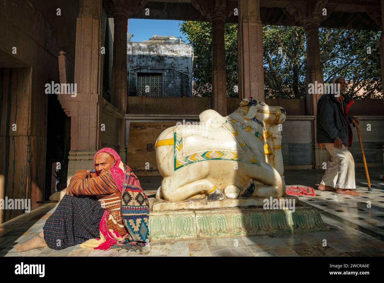 Pushkar, India - 4 gennaio 2024: Una coppia di anziani in un piccolo tempio indù nella città vecchia di Pushkar, India. Foto Stock