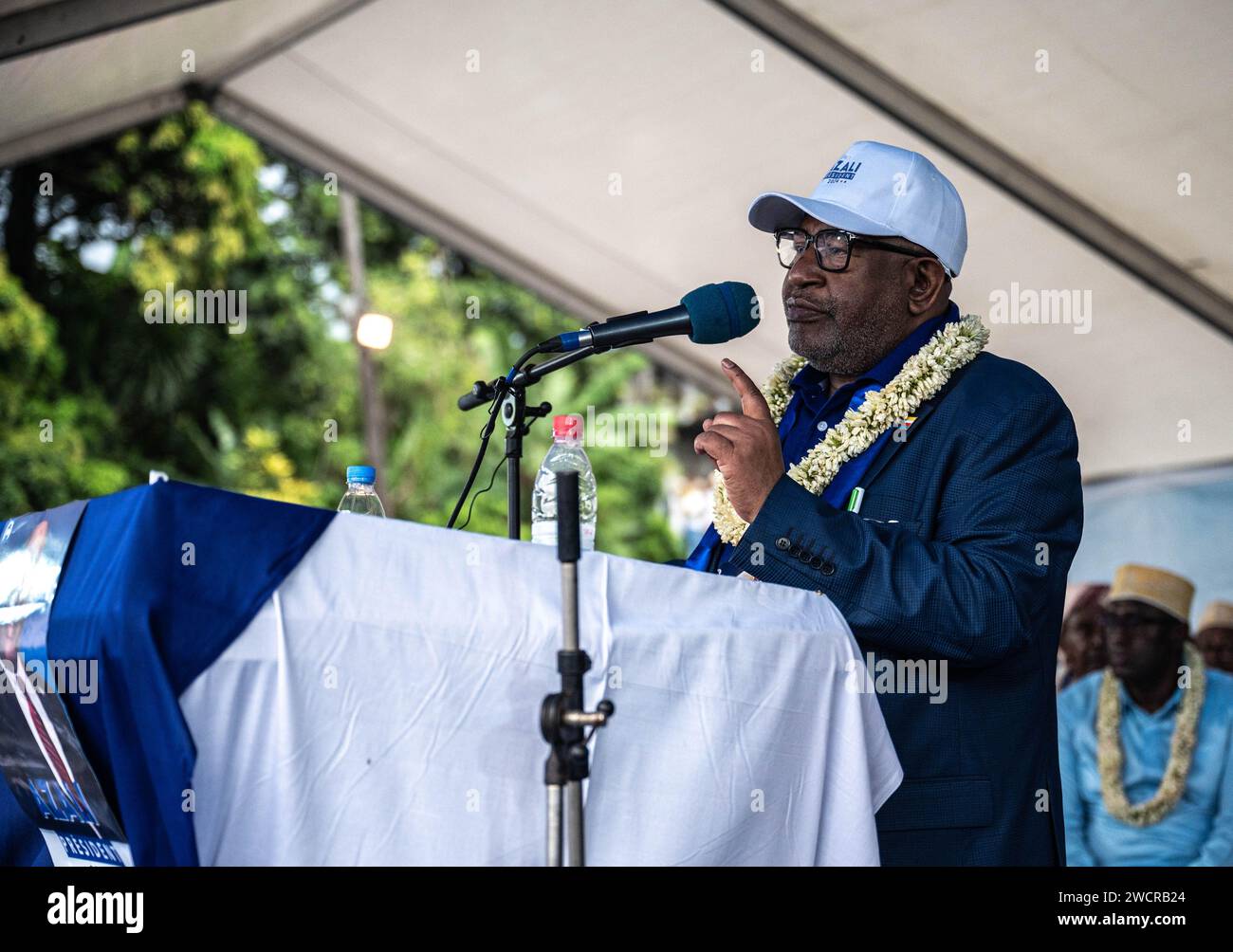 Moroni. 12 gennaio 2024. La foto scattata il 12 gennaio 2024 mostra il presidente in carica delle Comore Azali Assoumani che tiene un discorso in una manifestazione pre-elettorale a Moroni, capitale delle Comore. Il presidente in carica delle Comore Azali Assoumani ha vinto le elezioni presidenziali raccogliendo oltre il 60% dei voti, secondo i risultati preliminari rilasciati martedì dalla Commissione elettorale Nazionale indipendente del paese. Crediti: Wang Guansen/Xinhua/Alamy Live News Foto Stock