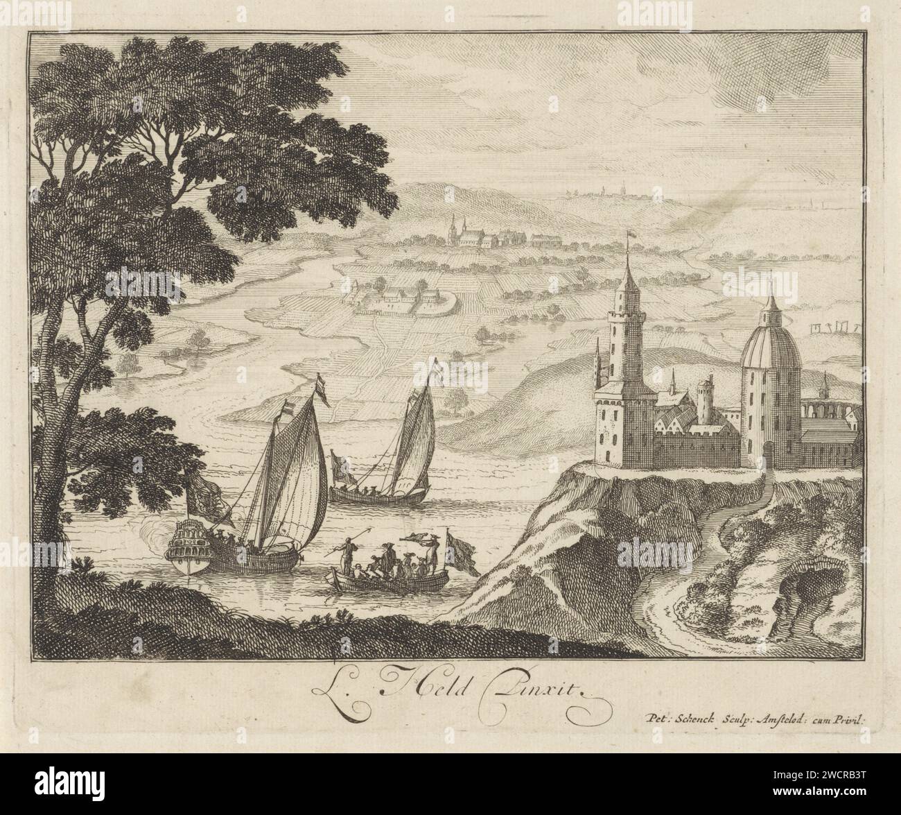 Paesaggio con fiume e castello su Heuvel, Pieter Schenk (i), dopo Ludwig detenne, 1670 - 1711 stampa a destra su una collina un castello. Sulla sinistra un fiume, su cui due navi a vela e uno sloop. Incisione/incisione di paesaggi su carta di Amsterdam nella zona temperata. castle. river Foto Stock
