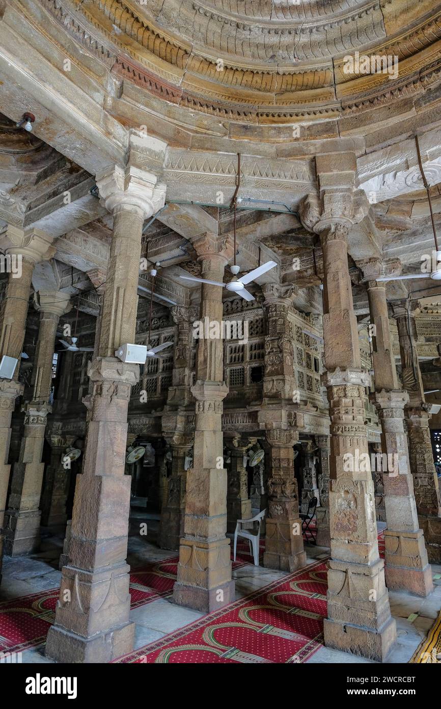 Ahmedabad, India - 10 gennaio 2024: Moschea del sultano Ahmad Shah ad Ahmedabad, Gujarat, India. Foto Stock