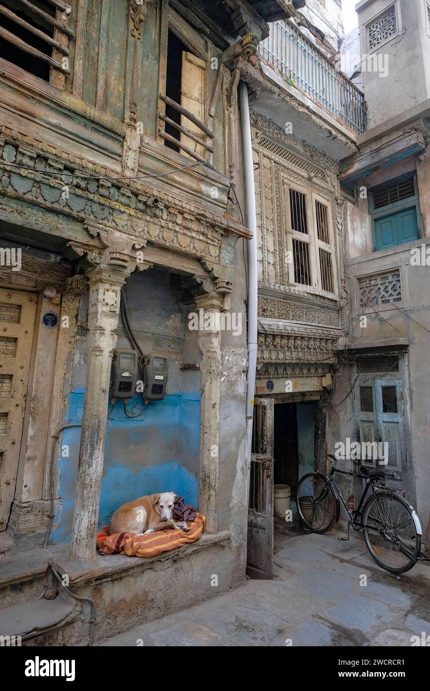 Ahmedabad, India - 10 gennaio 2024: Case tradizionali nella città vecchia di Ahmedabad, India. Foto Stock