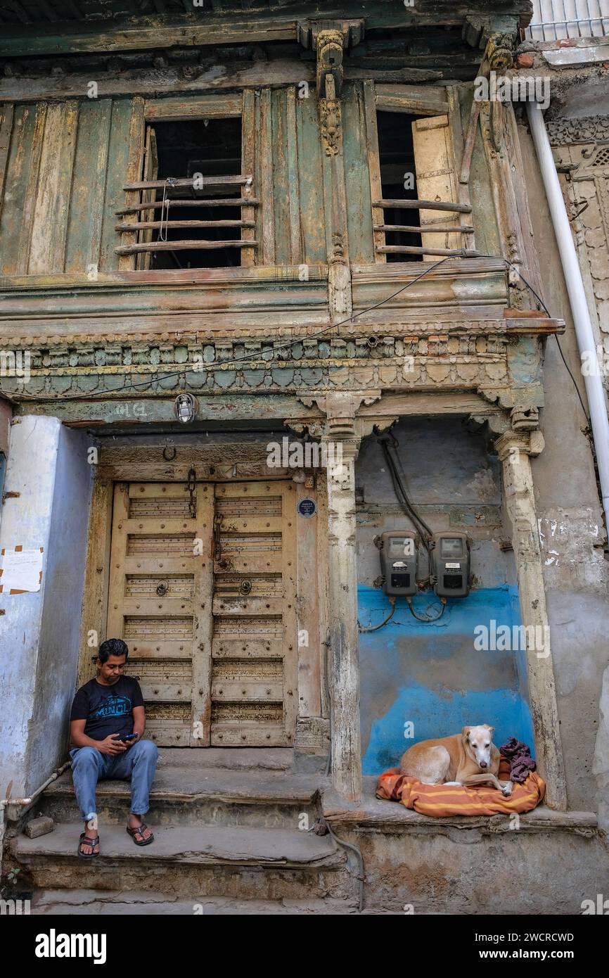 Ahmedabad, India - 10 gennaio 2024: Case tradizionali nella città vecchia di Ahmedabad, India. Foto Stock