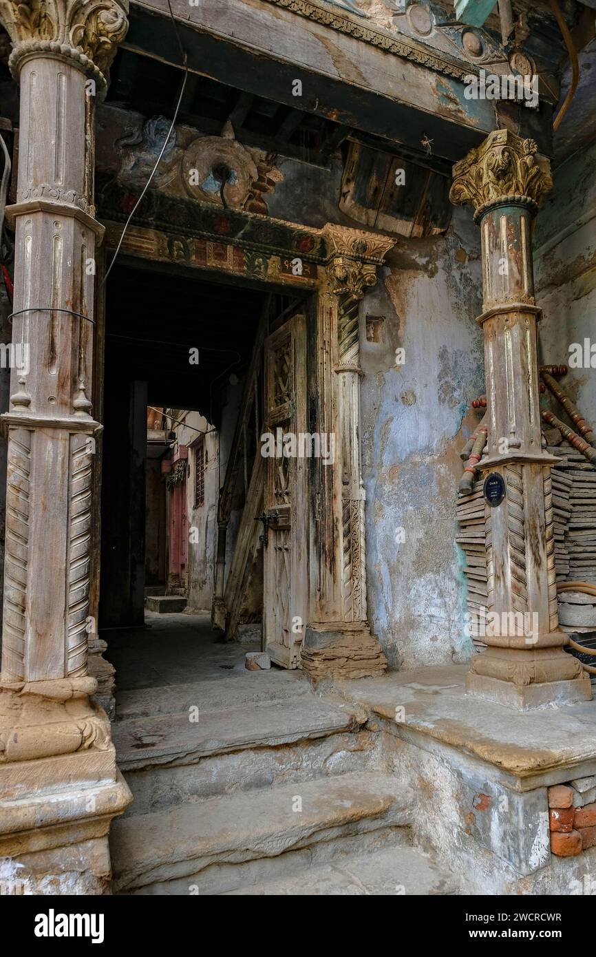 Ahmedabad, India - 10 gennaio 2024: Case tradizionali nella città vecchia di Ahmedabad, India. Foto Stock