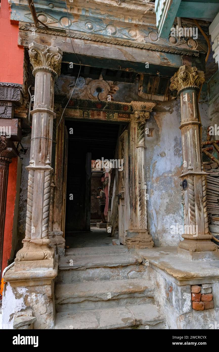 Ahmedabad, India - 10 gennaio 2024: Case tradizionali nella città vecchia di Ahmedabad, India. Foto Stock
