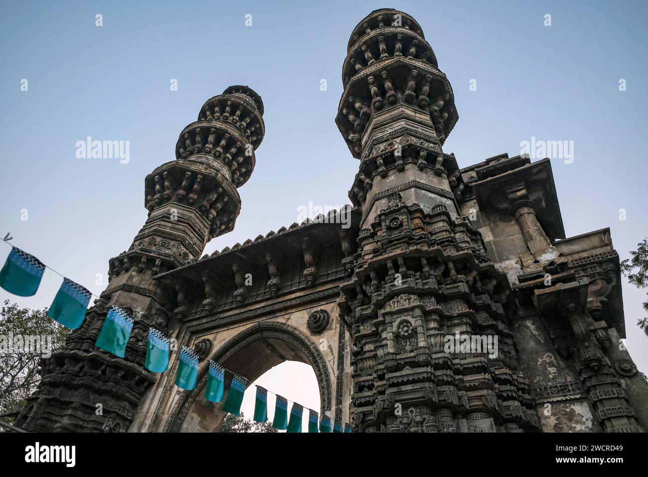Ahmedabad, India - 11 gennaio 2024: Moschea Jhulta Minara Sidi Bashir ad Ahmedabad, Gujarat, India. Foto Stock