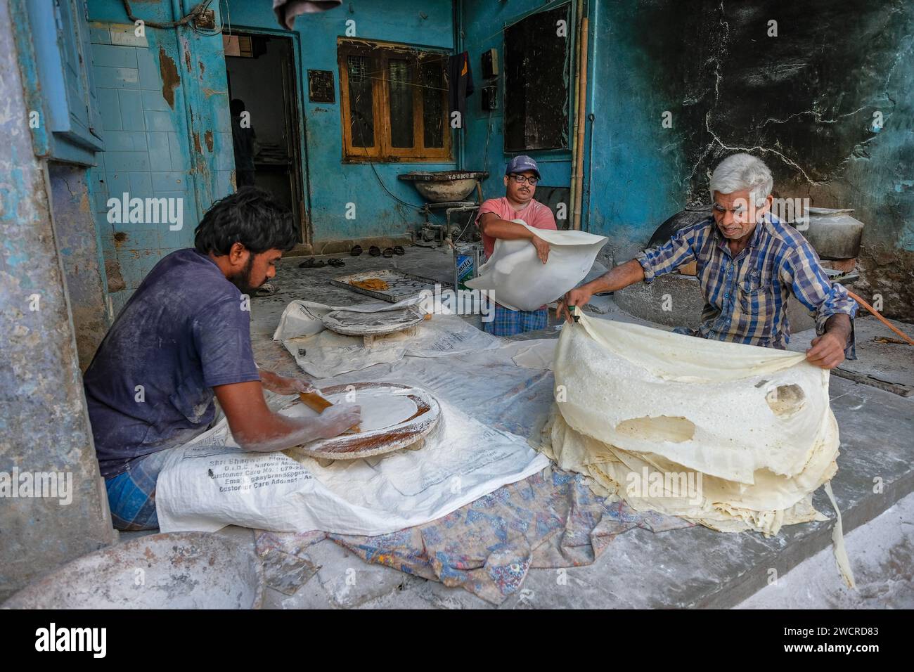 Ahmedabad, India - 11 gennaio 2024: Uomini che preparano papad, pane croccante, nella città vecchia di Ahmedabad, India. Foto Stock