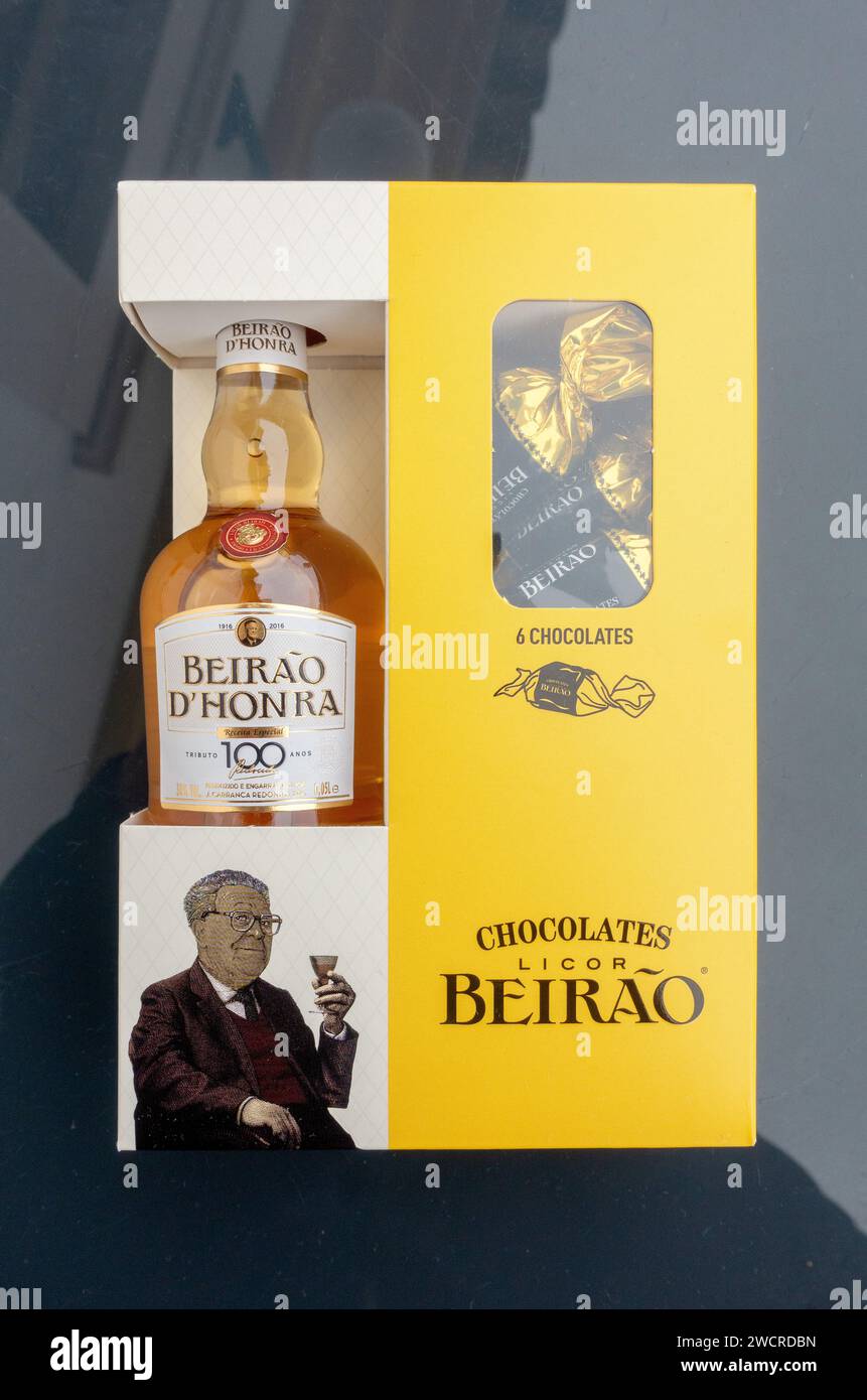 Beirao Liquor Gift Box con cioccolatini per Natale, Beirao è Una licenza portoghese Beirao D'Honra 100 anni Portogallo, 31 dicembre 2023 Foto Stock
