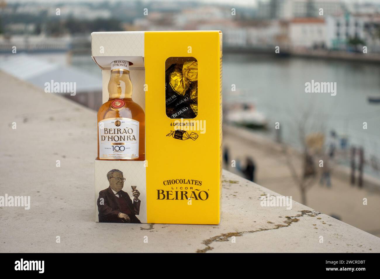 Beirao Liquor Gift Box con cioccolatini per Natale, Beirao è Una licenza portoghese Beirao D'Honra 100 anni Portogallo, 31 dicembre 2023 Foto Stock