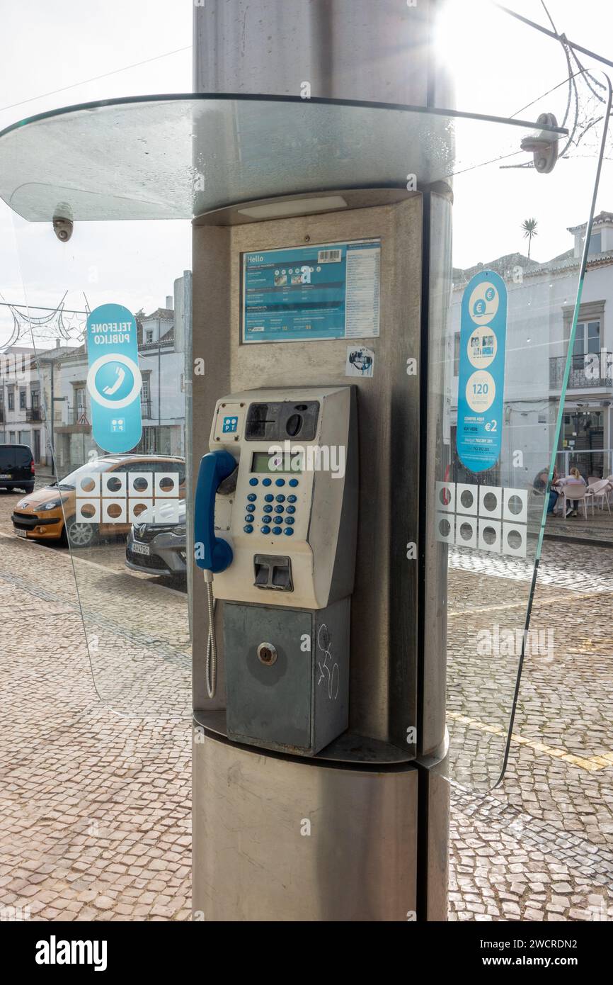 Cabina telefonica pubblica portoghese a Tavira, Algarve, Portogallo Foto Stock