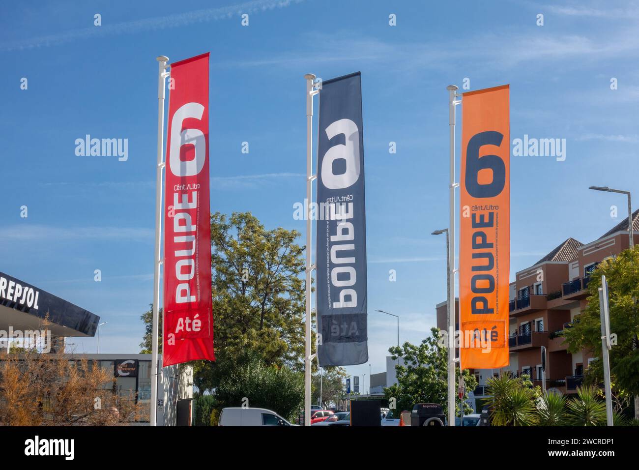 Vendita stazione di servizio Repsol Flags Tavira Portogallo 2 gennaio 2024 Foto Stock