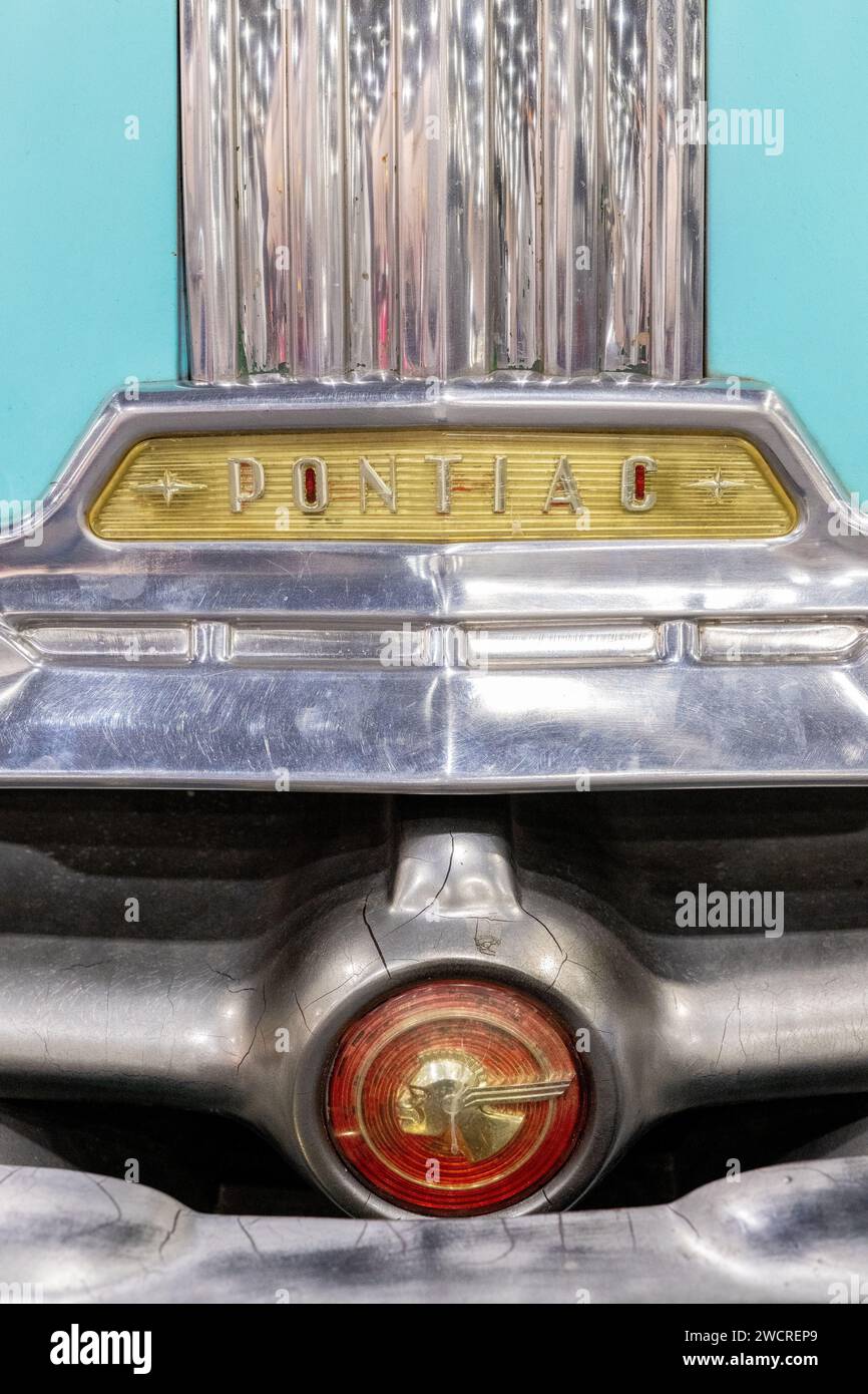 Philadelphia, PA, USA 17 gennaio 2024 primi piani di una Pontiac Chieftain Deluxe Silver Streak Straight 1952 8- Photo Credit, Don Mennig Alamy Live News Foto Stock