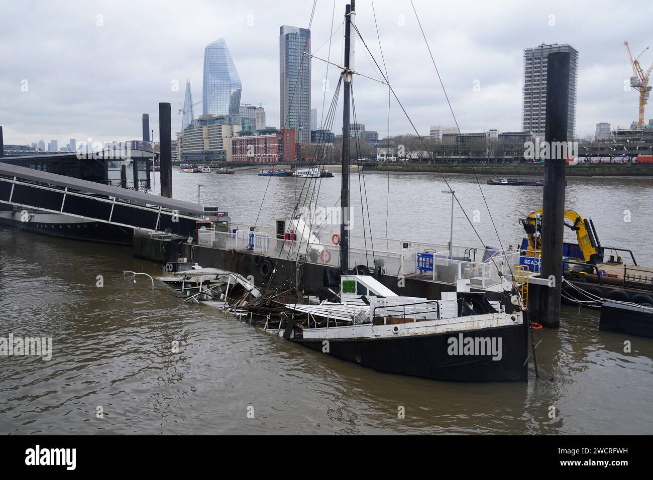 Foto del file datata 05/01/24 della barca Bar & Co, ormeggiata al Temple Pier di Londra. Londra non è pronta ad affrontare il clima sempre più estremo che il cambiamento climatico è destinato a portare, secondo un rapporto intermedio commissionato dal sindaco della capitale. Le ondate di calore, gli incendi, le intense calate, le inondazioni lampeggianti e l'innalzamento del livello del mare porteranno rischi maggiori per la salute delle persone, le case e le imprese senza un adeguato adattamento, ha detto. Data di emissione: Mercoledì 17 gennaio 2024. Foto Stock