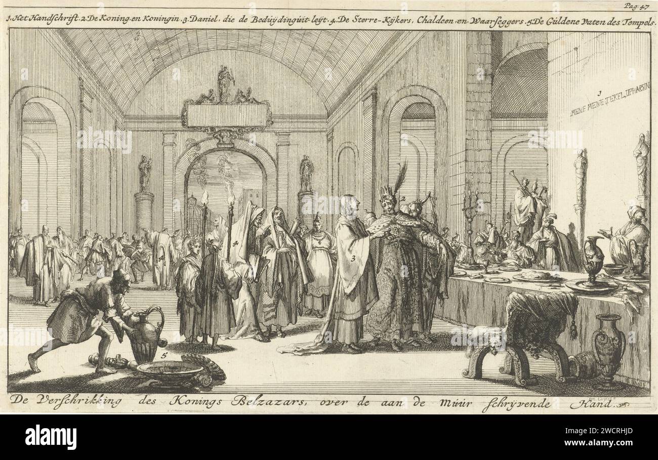 Festa di Belsassar, Jan Luyken, 1684 stampa in cima al margine una spiegazione dei numeri dello spettacolo. Stampa in alto a destra contrassegnata da: Pagina: 47. Carta di Amsterdam incisa durante il banchetto di Belshazzar appare una mano e scrive sul muro (MENE, MENE, TEKEL e PARSIN (UPHARSIN)); re Belshazzar è spaventato Foto Stock