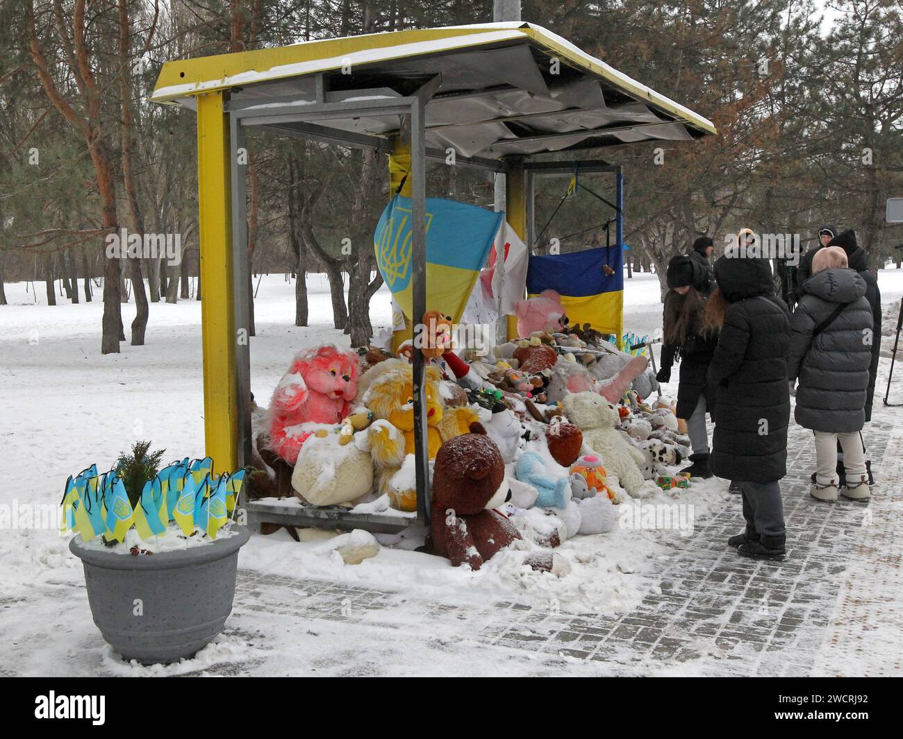 Non esclusiva: DNIPRO, UCRAINA - 14 GENNAIO 2024 - i membri del pubblico soggiornano presso la fermata che funge da memoriale per 46 persone, tra cui 6 bambini, Foto Stock