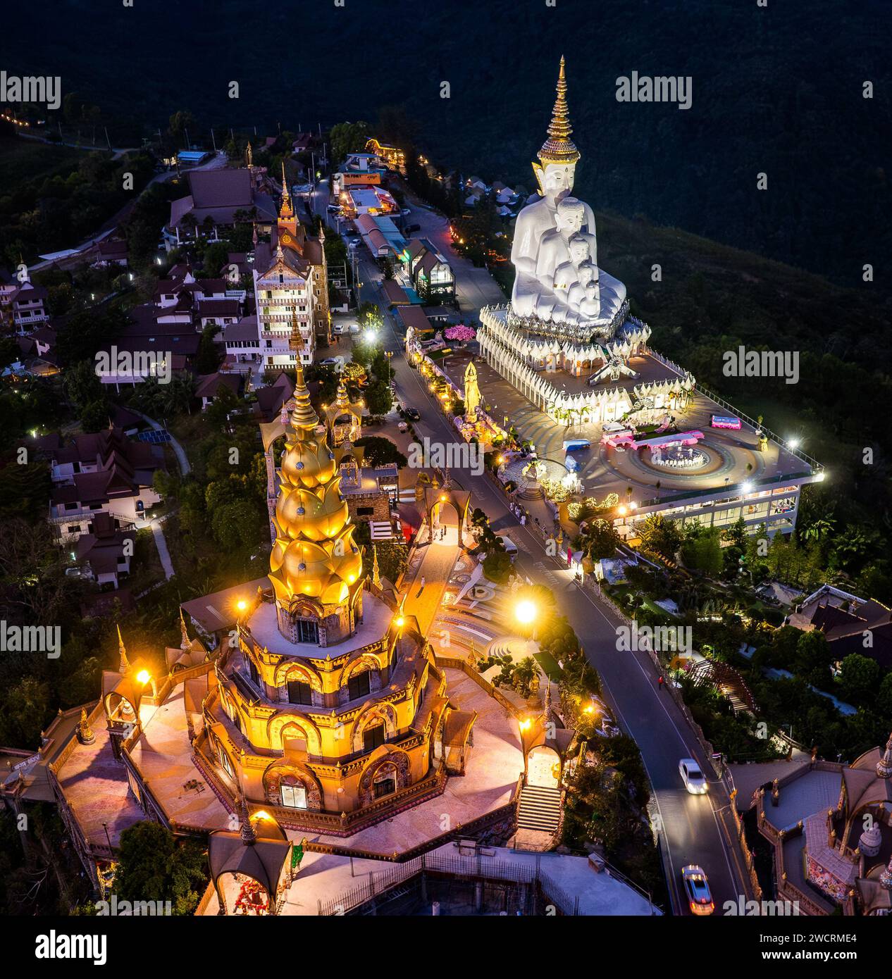 Vista aerea del tempio di Wat Phra That Pha Sorn Kaew a Phetchabun, Thailandia, sud-est asiatico Foto Stock