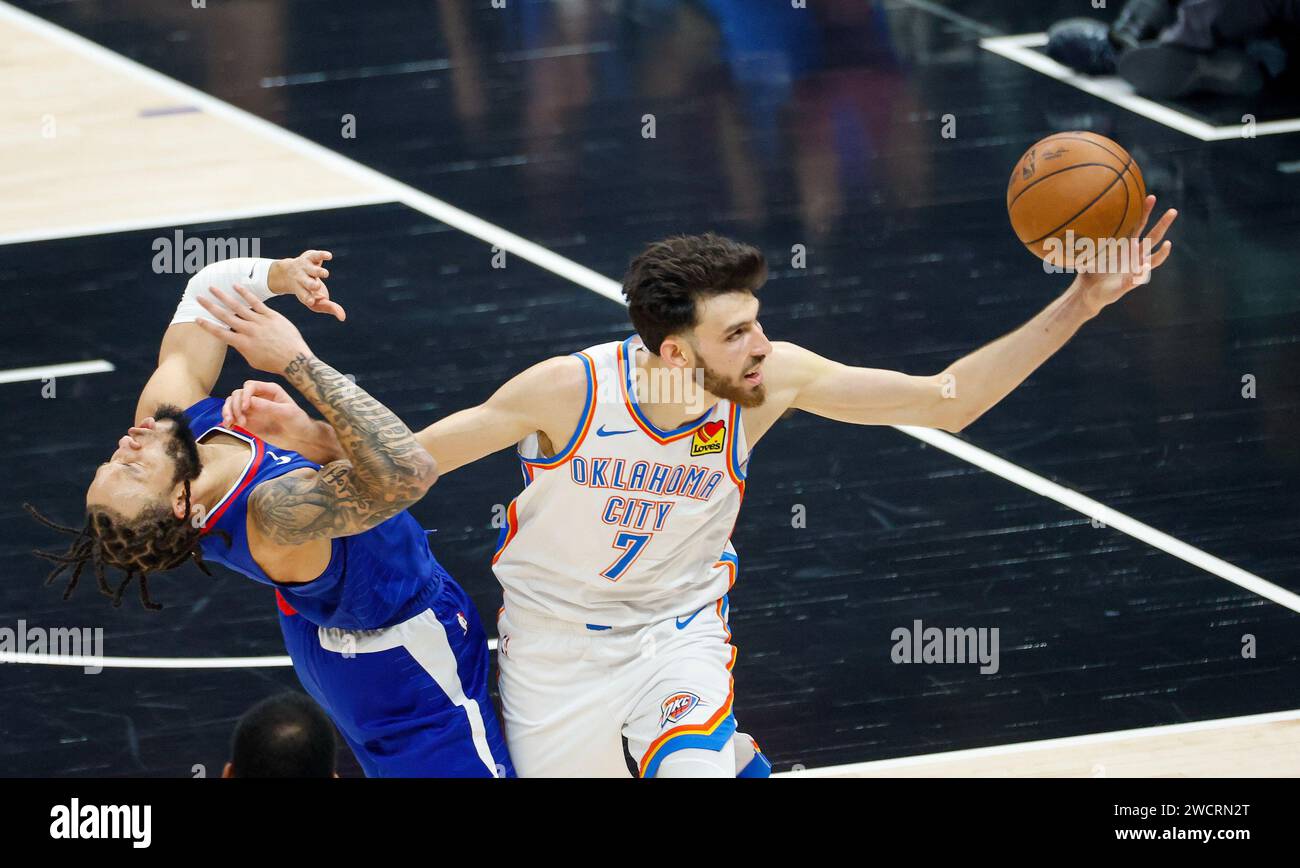 Los Angeles, Stati Uniti. 16 gennaio 2024. Chet Holmgren (R) degli Oklahoma City Thunder si carica di Amir Coffey (L) dei Los Angeles Clippers durante una partita di basket NBA al Crypto.com Arena. Punteggio finale; Clippers 128:117 credito Thunder: SOPA Images Limited/Alamy Live News Foto Stock