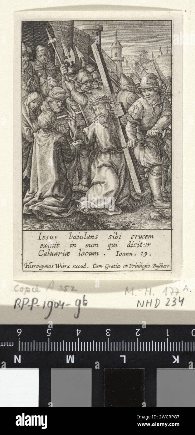 Incrocio, Hieronymus Wierix, 1563 - prima del 1619 stampa Cristo cade durante la traversata. Veronica gli offre una tela per asciugare il sudore. A margine, una citazione biblica di tre adattamenti da Joh. 19 in latino. Carta di Anversa che incide Cristo che crolla  porta la croce. Cristo incontra Veronica, che ha un panno per pulire il volto di Cristo Foto Stock