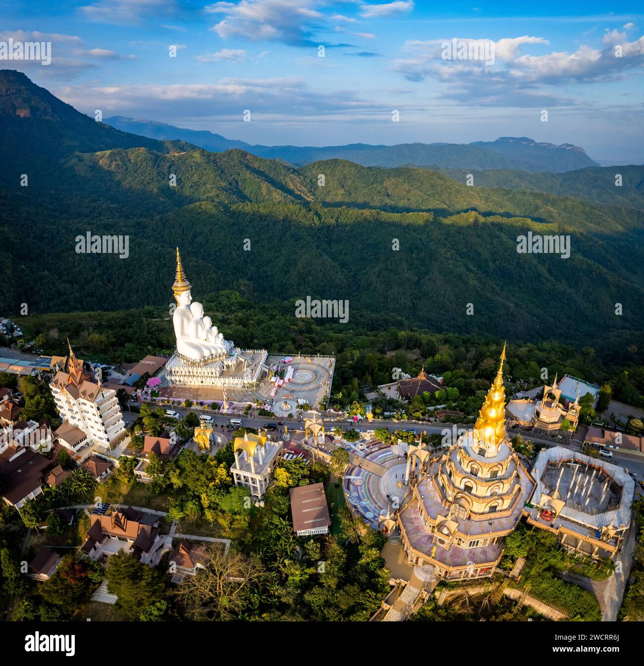 Vista aerea del tempio di Wat Phra That Pha Sorn Kaew a Phetchabun, Thailandia, sud-est asiatico Foto Stock