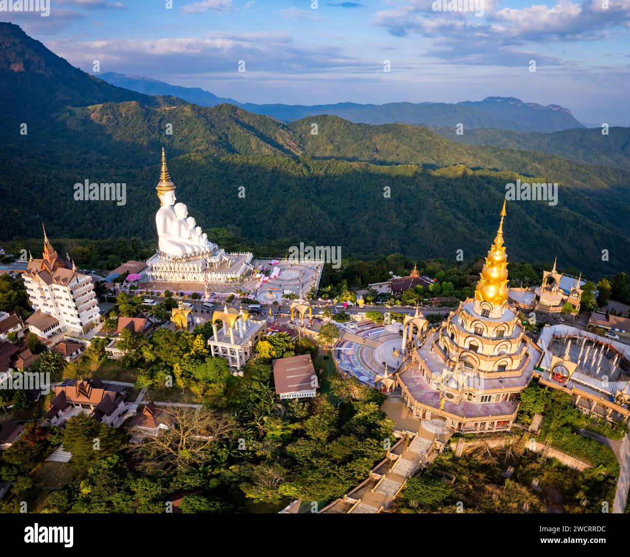 Vista aerea del tempio di Wat Phra That Pha Sorn Kaew a Phetchabun, Thailandia, sud-est asiatico Foto Stock