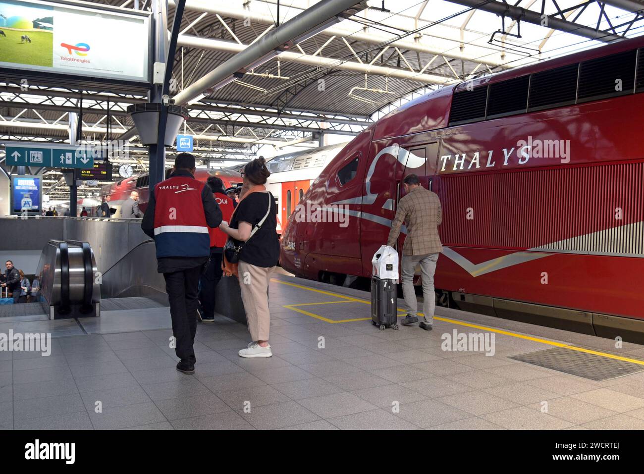 Passeggeri che salgono su un treno ad alta velocità Thalys inter-city per Parigi Nord, Francia, alla stazione internazionale Brussels Midi, Belgio, maggio 2023 Foto Stock