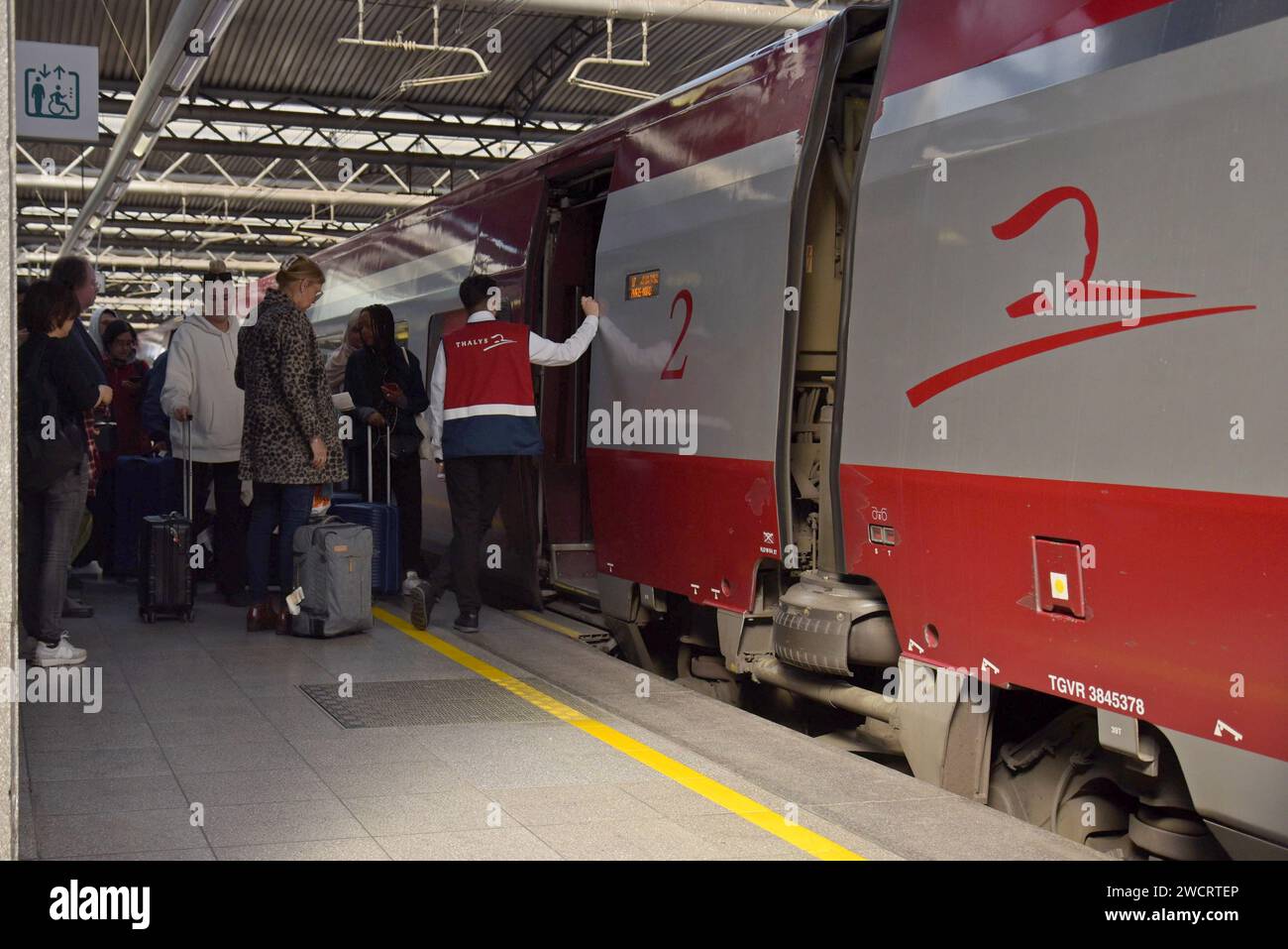 Passeggeri che salgono su un treno ad alta velocità Thalys inter-city per Parigi Nord, Francia, alla stazione internazionale Brussels Midi, Belgio, maggio 2023 Foto Stock