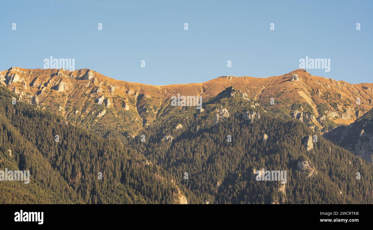 Una vista mozzafiato delle scogliere con un mix di tonalità marrone terroso e bianco incontaminato, contro un cielo blu Foto Stock