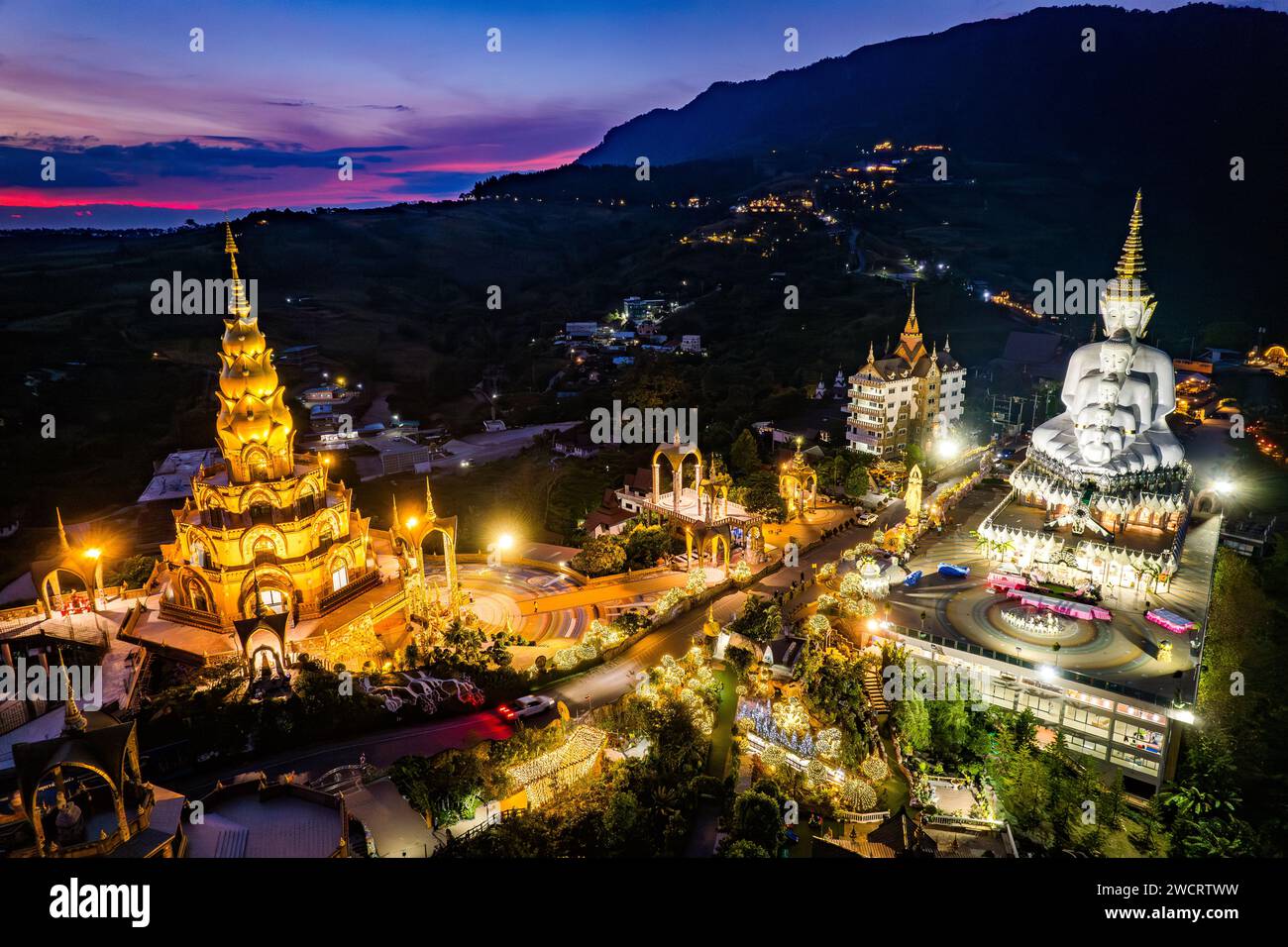 Vista aerea del tempio di Wat Phra That Pha Sorn Kaew a Phetchabun, Thailandia, sud-est asiatico Foto Stock