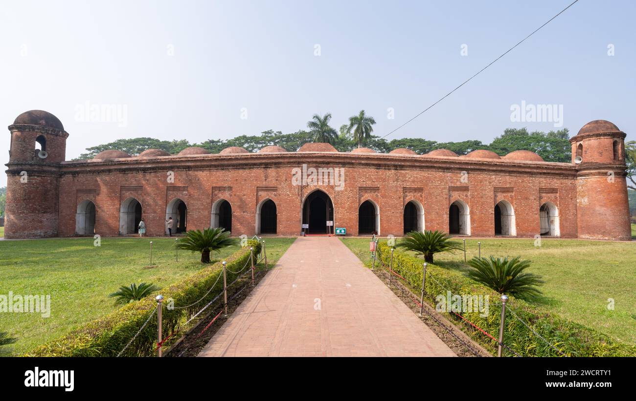 Bagerhat, Bangladesh - 2023 11 24: Vista frontale dell'antica moschea della sessanta cupola nella vecchia Khalifatabad, un sito patrimonio dell'umanità dell'UNESCO Foto Stock