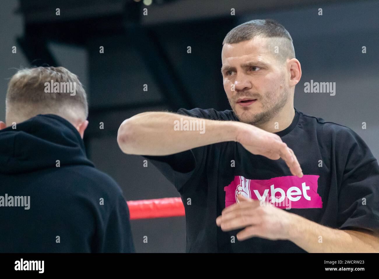 KIEV, UCRAINA - 16 GENNAIO 2024 - Boxer, campione internazionale dei pesi leggeri Denys Berinchyk, viene raffigurato durante una sessione di allenamento aperta a Kiev, capitale dell'Ucraina. Foto Stock