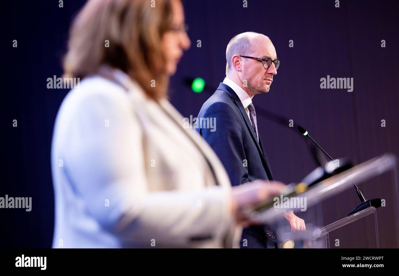 VLISSINGEN - il Segretario di Stato uscente Aukje de Vries (indennità e dogane) e il Ministro delle Finanze belga Vincent van Peteghem durante una presentazione sui sequestri di droga nel porto di Vlissingen. Le dogane olandesi e belghe presentano i risultati dei sequestri di droga nel 2023. ANP IRIS VAN DEN BROEK paesi bassi Out - belgio Out Foto Stock