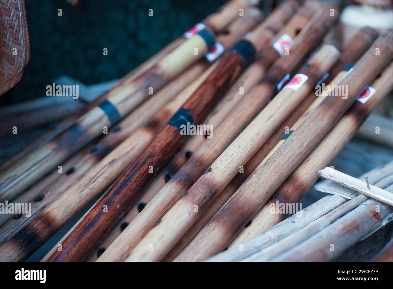Un assortimento di bastoncini di flauto in legno splendidamente lavorati, ordinatamente impilati insieme Foto Stock