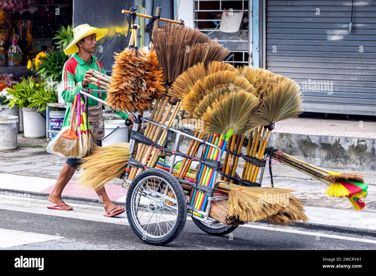 Falco da strada con carrello di pushcart che vende pennelli, Chaweng, Ko Samui, Thailandia Foto Stock